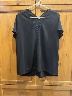 Kut from the Kloth Black Short Sleeve V-Neck Shirt with Lace Inset